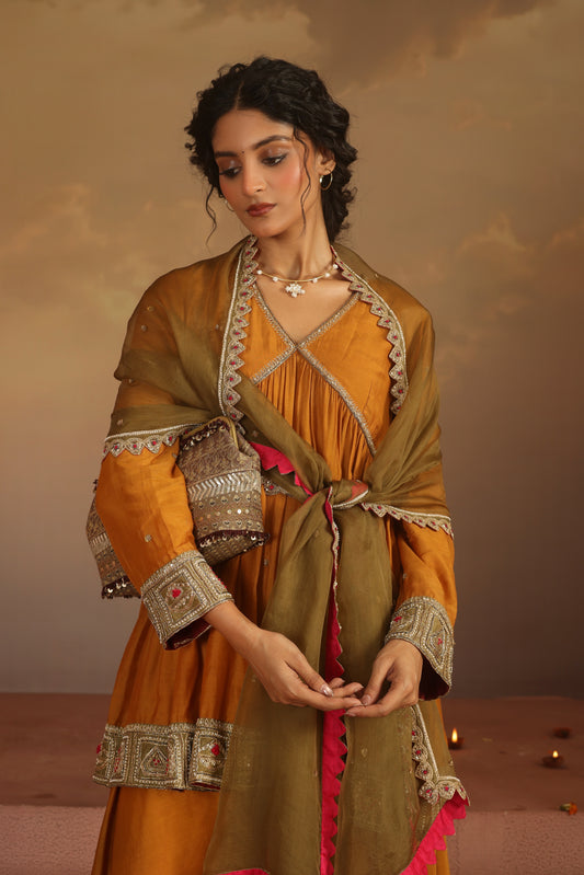 Basanti Clutch