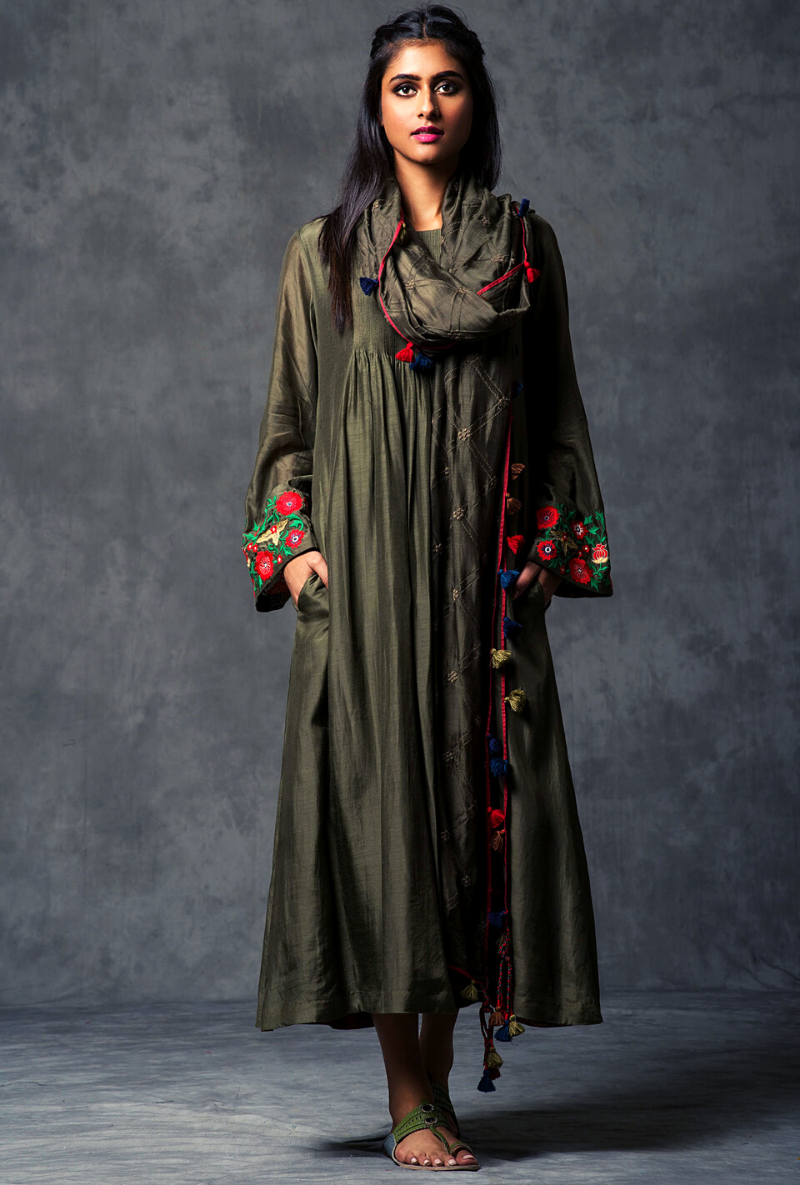 Kale Kurta Set With Tasseled Stole