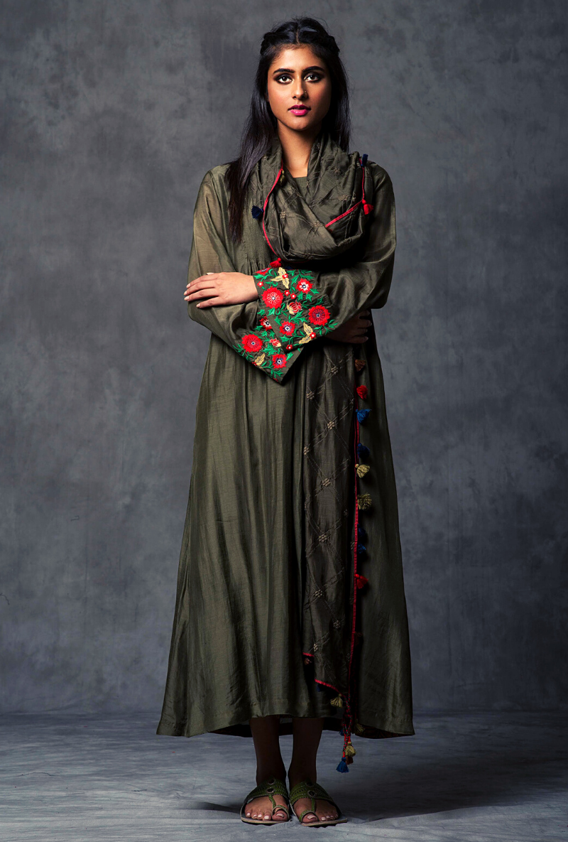 Kale Kurta Set With Tasseled Stole