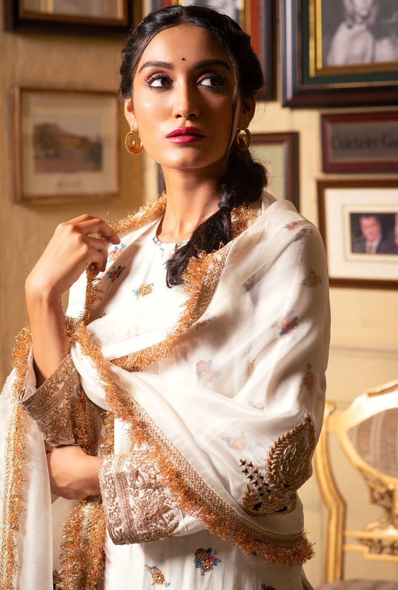 Hasti White Flower Kurta Set