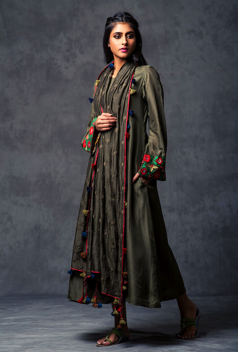 Kale Kurta Set With Tasseled Stole